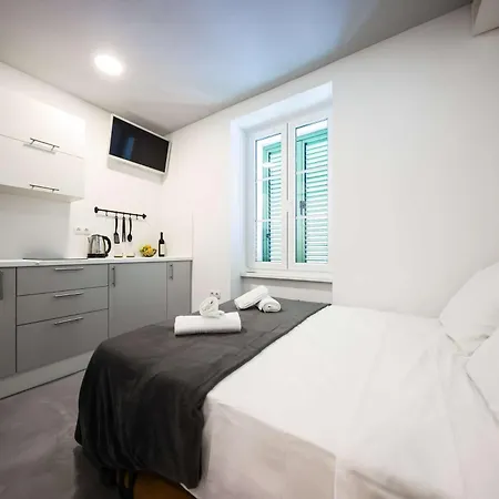 公寓 Old Micro-apartments 扎达尔